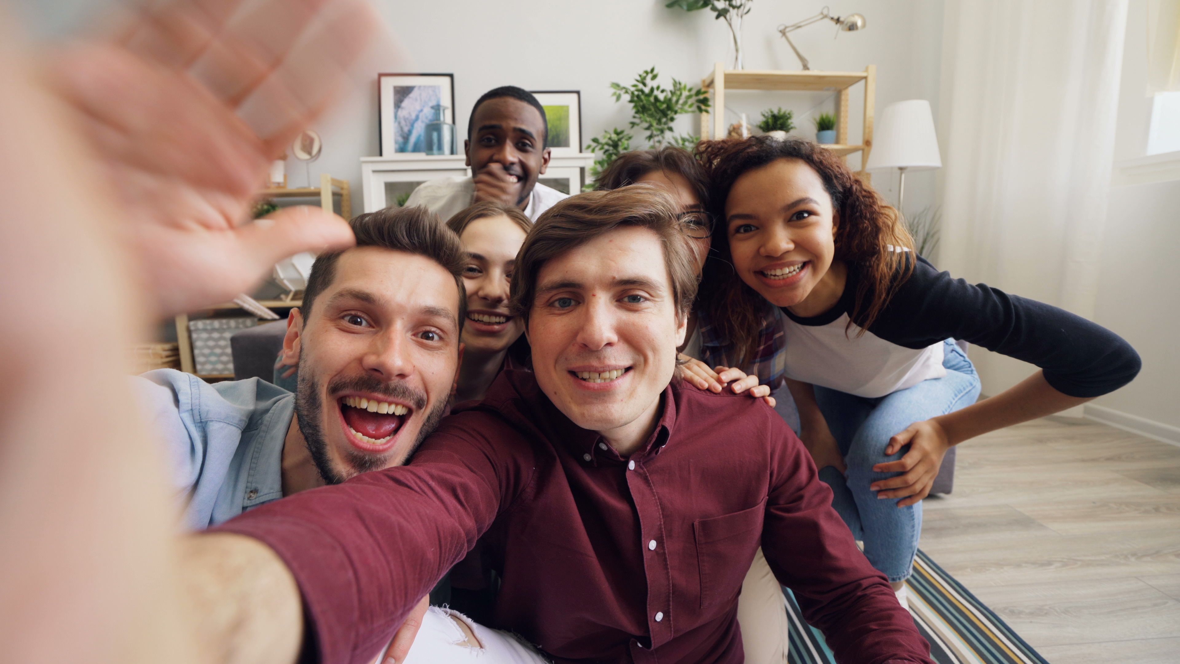 Un grup zâmbitor de utilizatori ai Comunității WebWave făcând un selfie