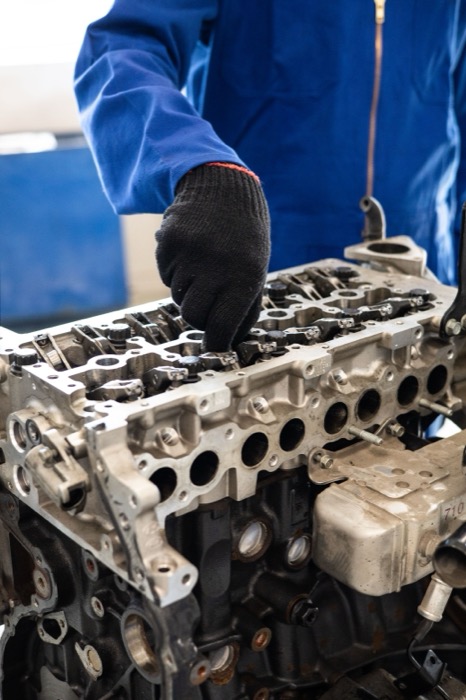 Chiulasă de motor într-un atelier