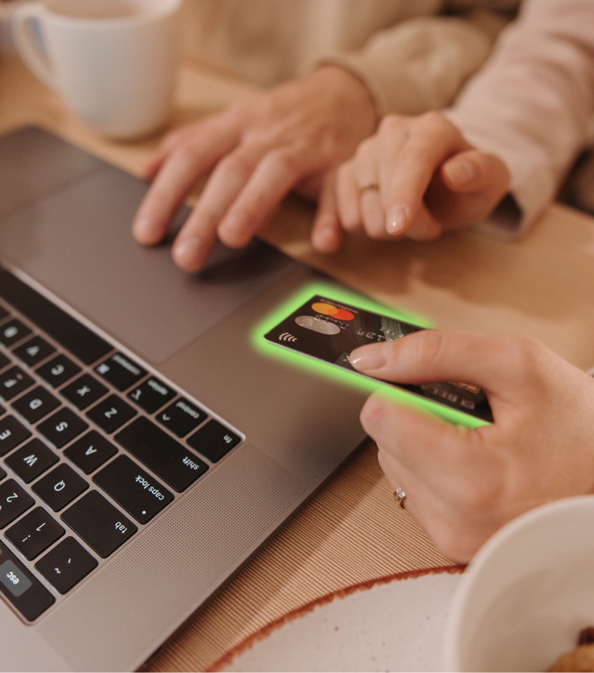 Cumpărături online — plată cu cardul contactless lângă un laptop